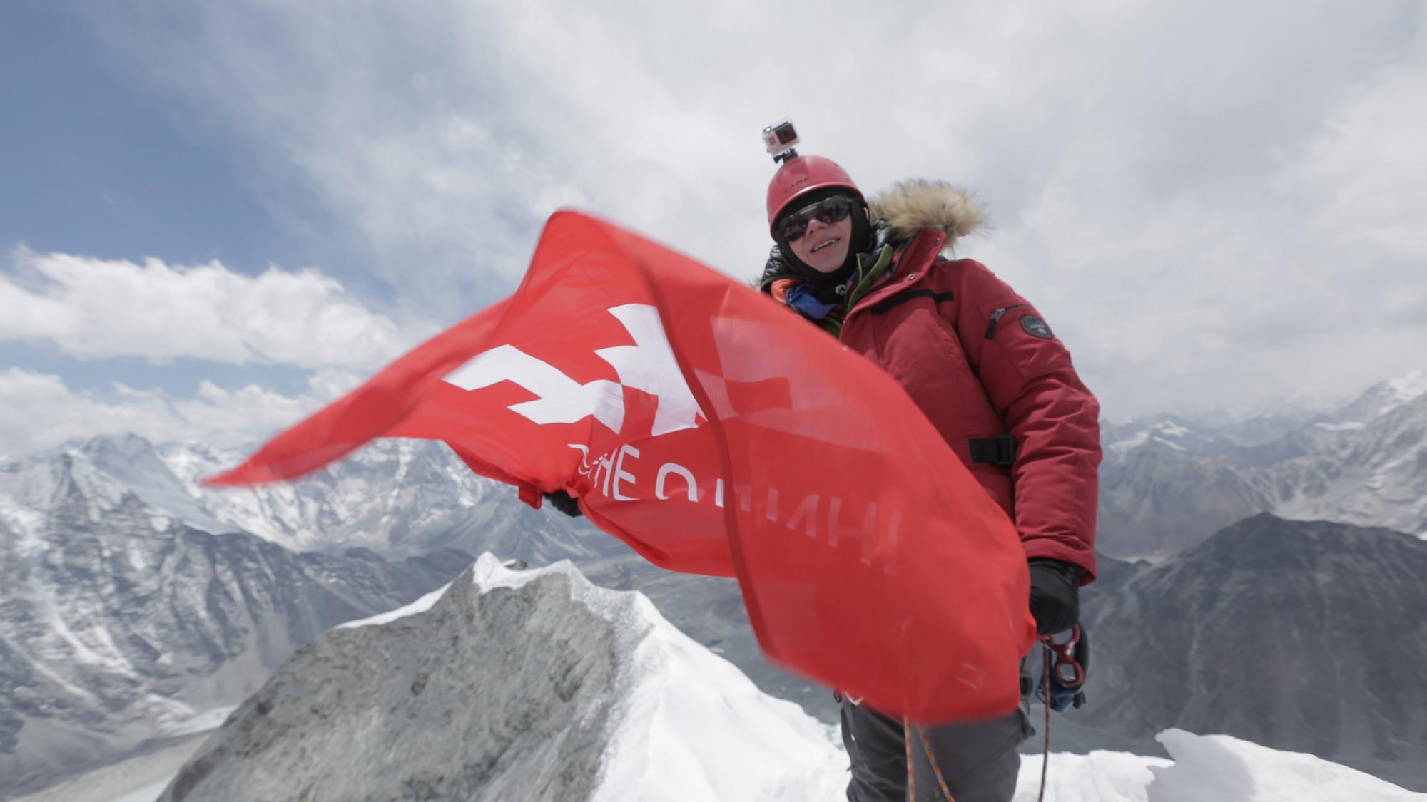 Команда шоу &quot;Світ навиворіт&quot; установила украинский флаг на легендарной вершине Гималаев